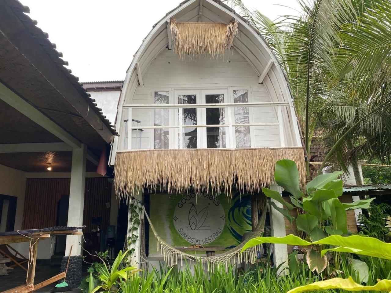 Medewi Good Vibes Stay&Surf Jembrana Zewnętrze zdjęcie
